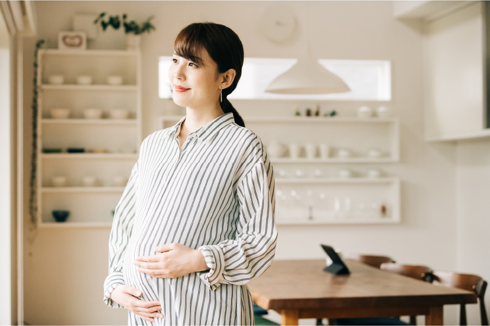 ダイニングらしい部屋にいる妊婦