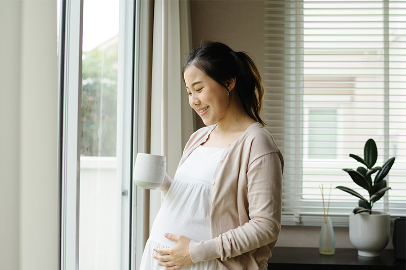 マグカップを持つ妊婦さん