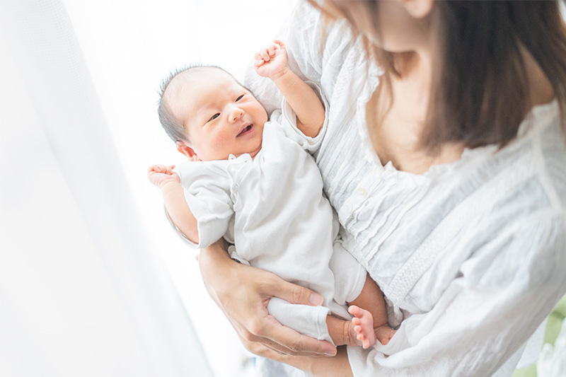 抱っこされる赤ちゃん