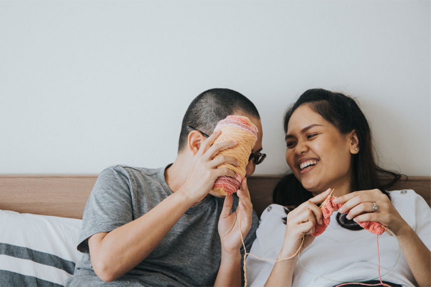 夫婦、パートナーで笑い合っている姿