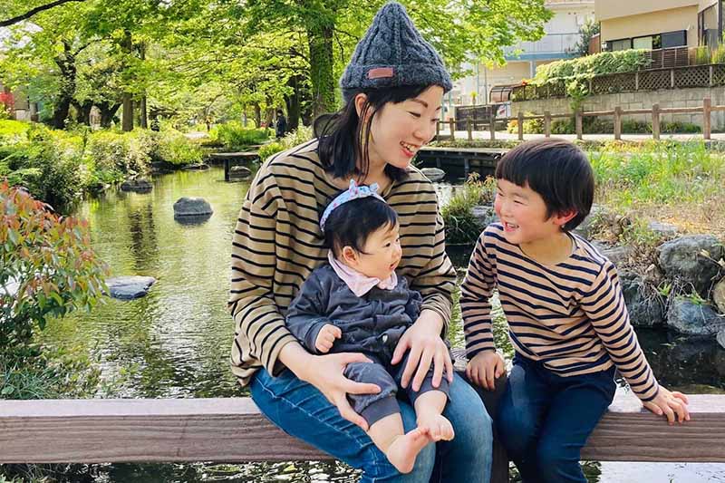 ママと子どもたちが談笑しているスナップ写真