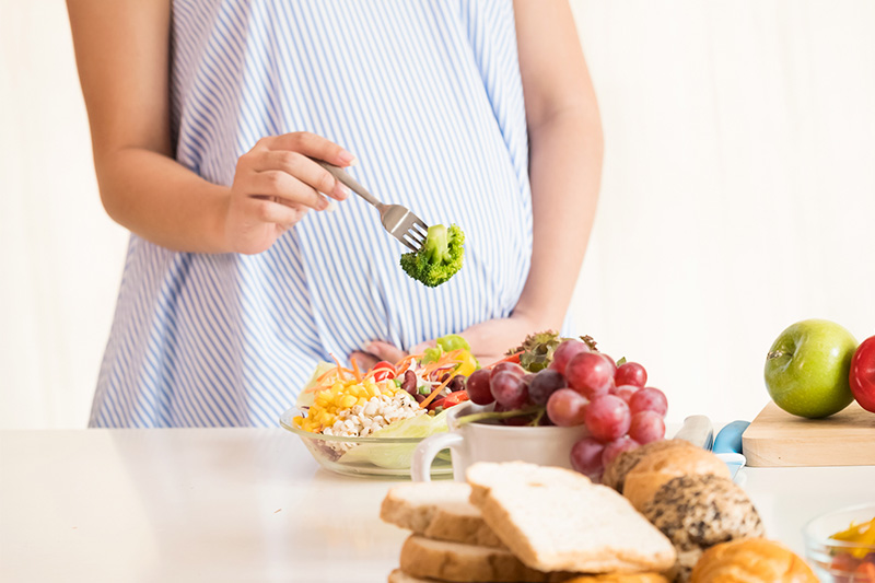 妊婦さんフルーツパンなどの食卓