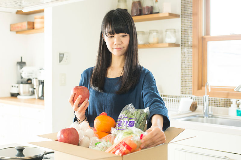 食事の準備をする女性